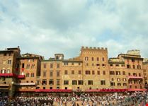 Piazza del Campo. In attesa del Palio