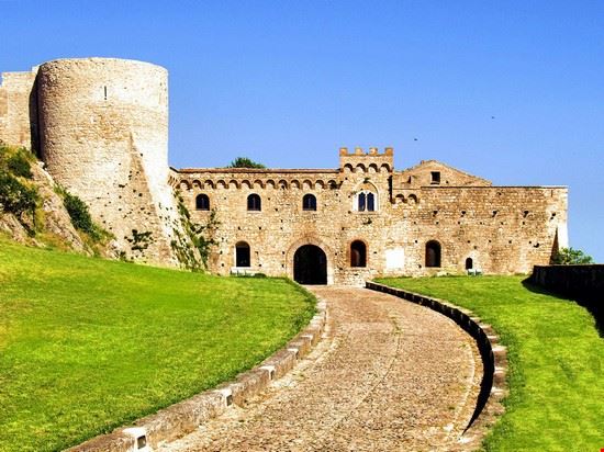  Ingresso del castello ducale con la torre normanna sulla sinistra.  