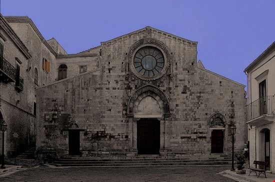  Piazza duomo con la cattedrale romanica.  