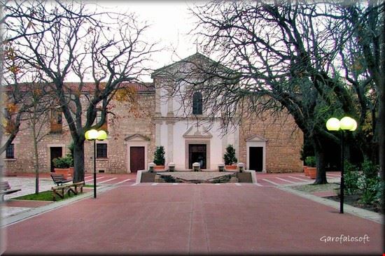  Viale principale della villa comunale con sullo sfondo la chiesa di Sant'Antonio.  