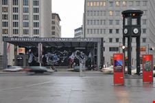berlin potsdamer platz und nachbau der ersten ampel deutschlands