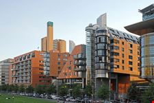 berlin gebaeude von richard rogers auf dem potsdamer platz
