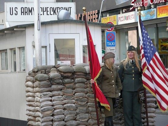 Check Point Charlie Berlino http2007 - Creative Commons http2007