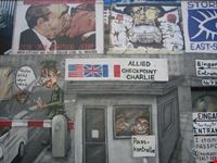 berlin graffiti auf der berliner mauer