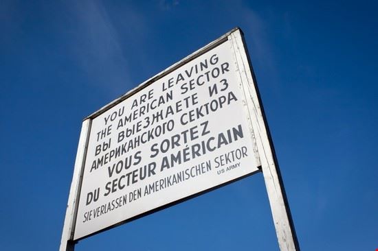 Check Point Charlie Berlino Robnroll - www.shutterstock.com Robnroll