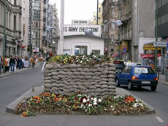 Check Point Charlie Berlino edwin.11 - Creative Commons edwin.11