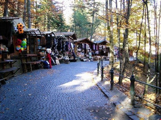 Bucarest e Tour in transilvania La strada che porta al Castello di Peles è piena di bancarelle dove è possibile acquistare bei souvenirs della Transilvania a prezzi accessibili.  