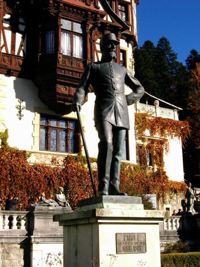 Sinaia: Statua di Carol I nello spiazzale del Castello di Peles