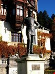 Sinaia: Statua di Carol I nello spiazzale del Castello di Peles