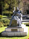 Sinaia: Statua della Regina Elisabetta moglie di Re Carol Inello spiazzale del Castello di Peles