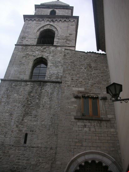  Chiesa romanica con bel portico  
