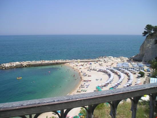 È una spiaggia dai colori caraibici ma la trovi comodamente in Italia: dove si trova la spiaggia di Urbani, la spiaggia che non vedrai l'ora di provare