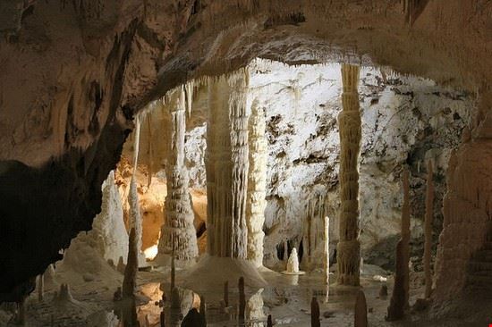 Grotte di Frasassi  Genga BenedictFrancis - Creative commons BenedictFrancis