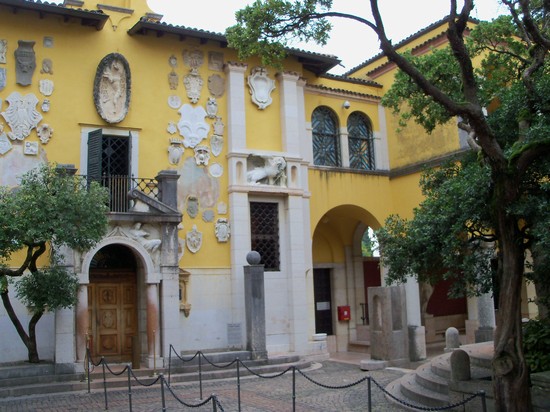 L'entrata dell'abitazione di D'Annunzio