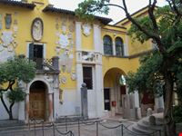 L'entrata dell'abitazione di D'Annunzio