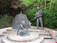 statue