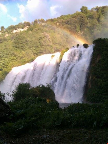 Cascate delle Marmore E le goccioline sospese nell'aria sono accarezzate dalla luce del sole  