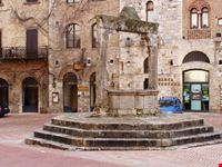 san gimignano piazza della cisterna
