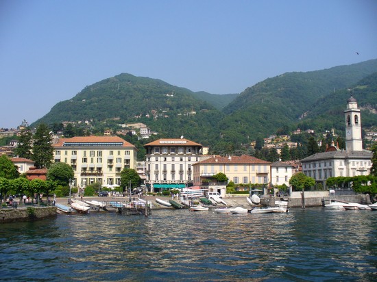la riva vista dal lago