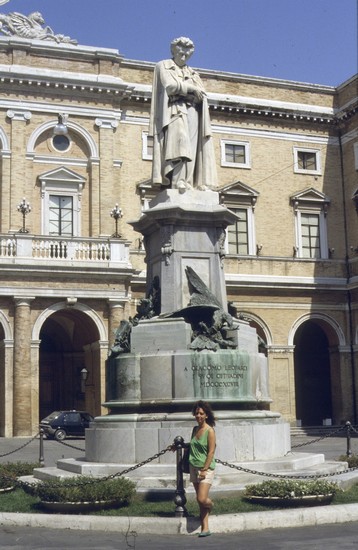 Statua di Giacomo Leopardi