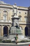 Statua di Giacomo Leopardi