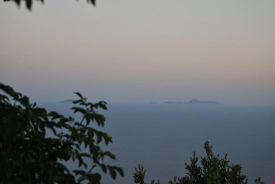  Dall'alto della località "Crocette" di San Felice Circeo, all'interno del Parco, è possibile scorgere in lontananza le Isole dell'arcipelago pontino  