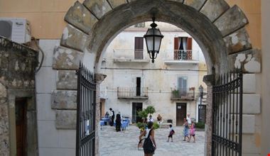 Arco d'accesso alla piazza Arco d'accesso alla piazza