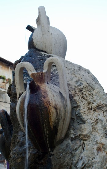 Fontana con anfore
