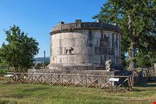 Mausoleo di Caio Enni Marso