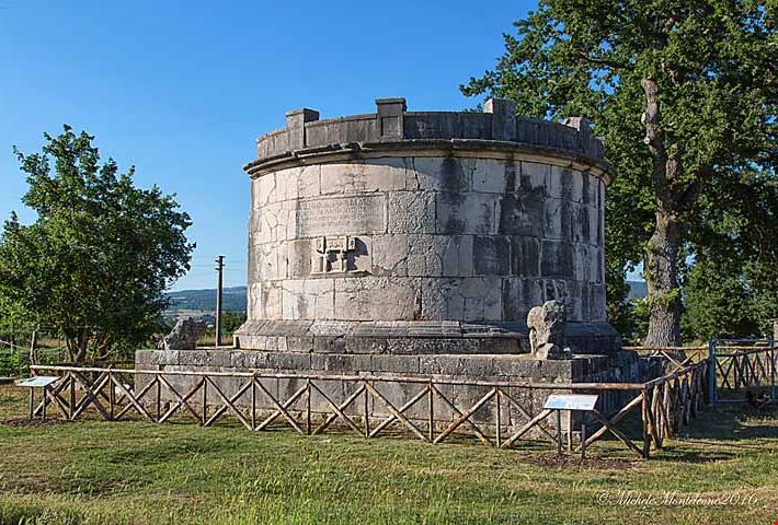 Mausoleo di Caio Enni Marso Mausoleo di Caio Enni Marso