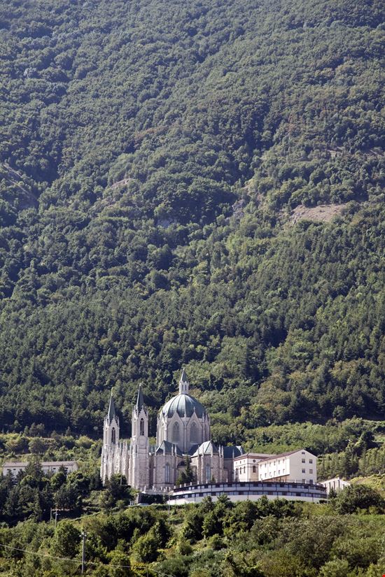 Castelpetroso Santuario di Maria Santissima Addolorata stock.adobe.com 