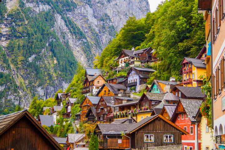 A due passi dal confine con l'Italia c'è il borgo da fiaba dell'Austria: il villaggio di Frozen sul lago è un quadro d'autunno