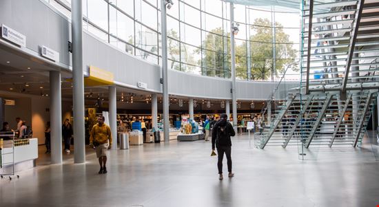 Amsterdam Van Gogh Museum Resul Muslu / Shutterstock.com 