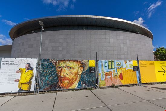 Amsterdam Van Gogh Museum e X p o s e / Shutterstock.com 