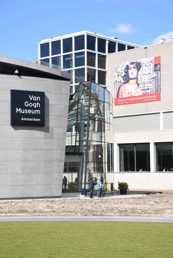 Amsterdam Van Gogh Museum Okunin / Shutterstock.com 