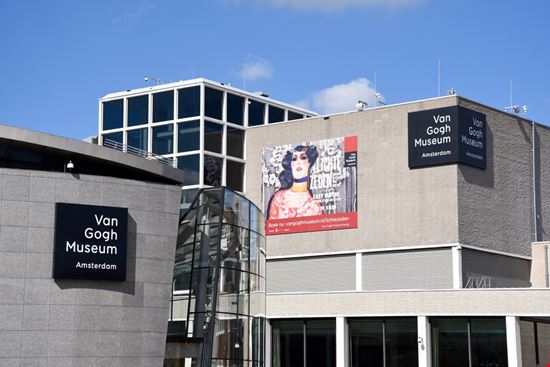 Amsterdam Van Gogh Museum Okunin / Shutterstock.com 