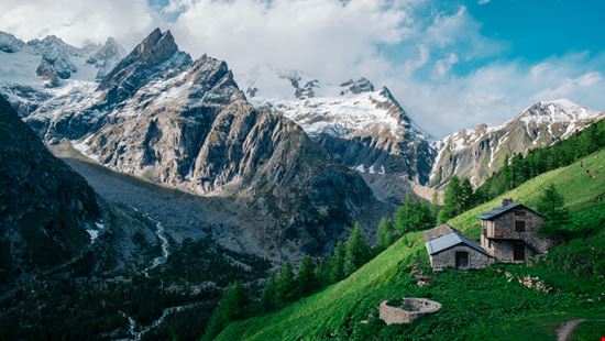 Rifugio Bonatti Il rifugio e i monti Luke Mulder - Shutterstock.com 