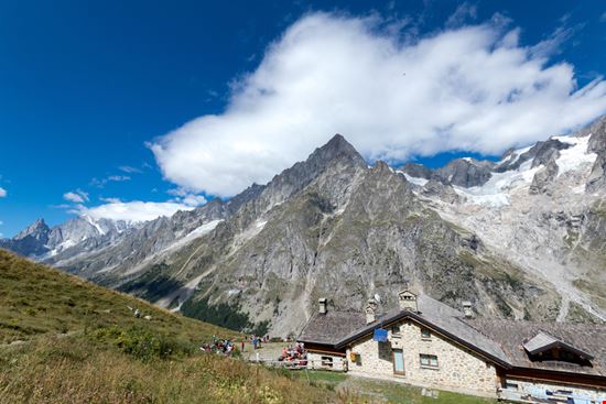 Rifugio Bonatti Il rifugio e i monti Giuma / Shutterstock.com 