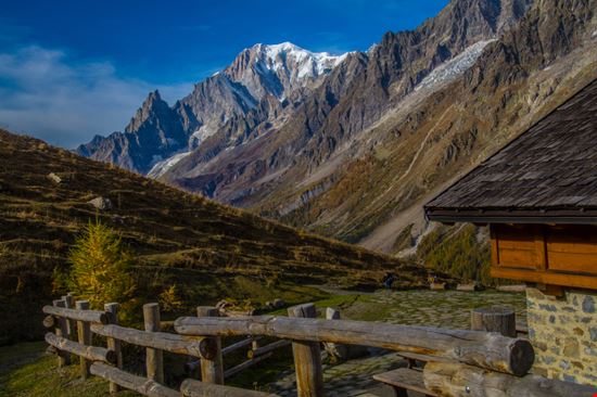 Rifugio Bonatti Il rifugio e i monti Bertrand louis - Shutterstock.com 