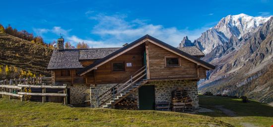 Rifugio Bonatti Il rifugio e i monti Bertrand louis - Shutterstock.com 