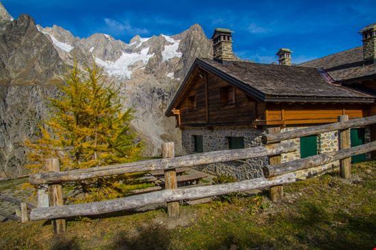 Rifugio Bonatti Il rifugio e i monti Bertrand louis - Shutterstock.com 