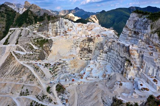 Carrara Le Cave di Marmo D-VISIONS - Shutterstock.com 
