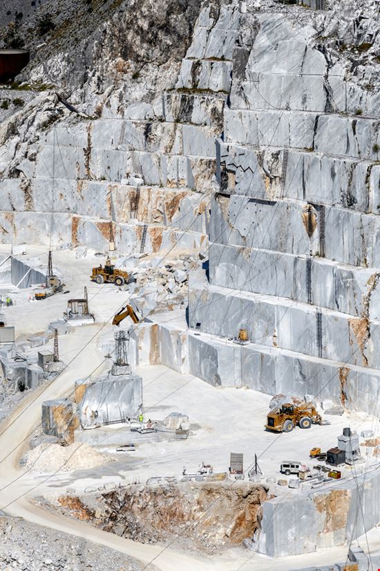 Carrara Le Cave di Marmo Photology1971 - Shutterstock.com 