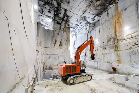 Carrara Le Cave di Marmo Photology1971 - Shutterstock.com 