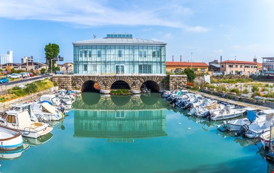 La Venezia La Venezia WeronikaH / Shutterstock.com 