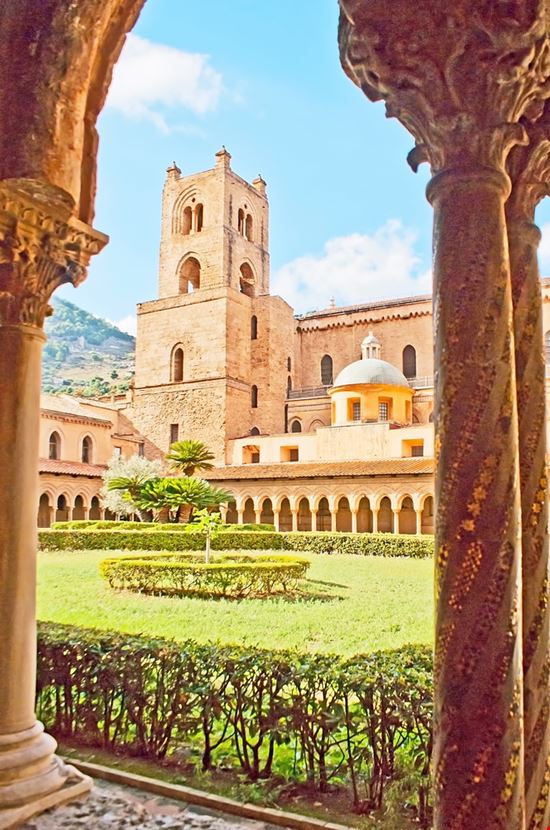 Chiostro Chiostro eFesenko / Shutterstock.com 