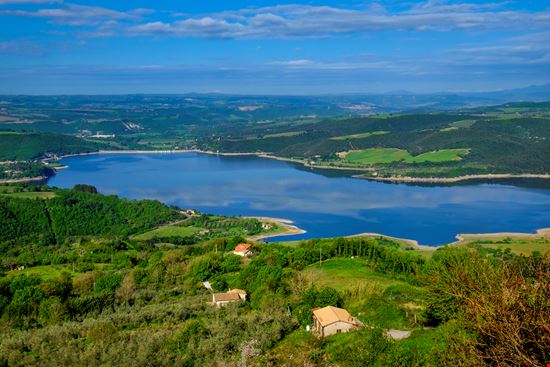Lago di Corbara Lago di Corbara oriredmouse - Istockphoto.com 