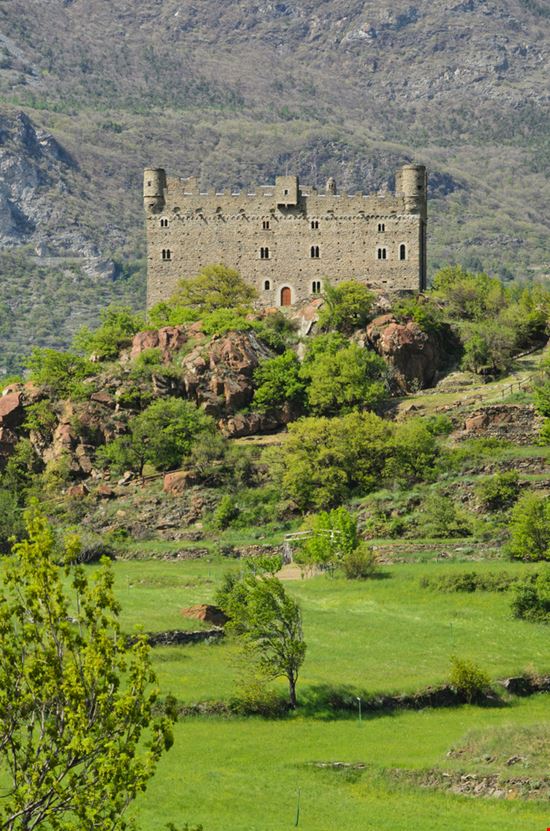 Castello di Ussel Castello di Ussel Erick Margarita Images / Shutterstock.com 