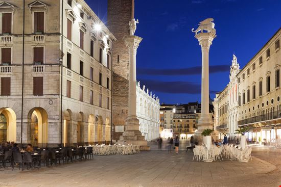 Piazza dei Signori Vicenza stock.adobe.com 