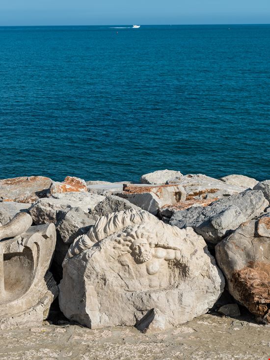 Caorle Scogliera Scolpita stock.adobe.com 